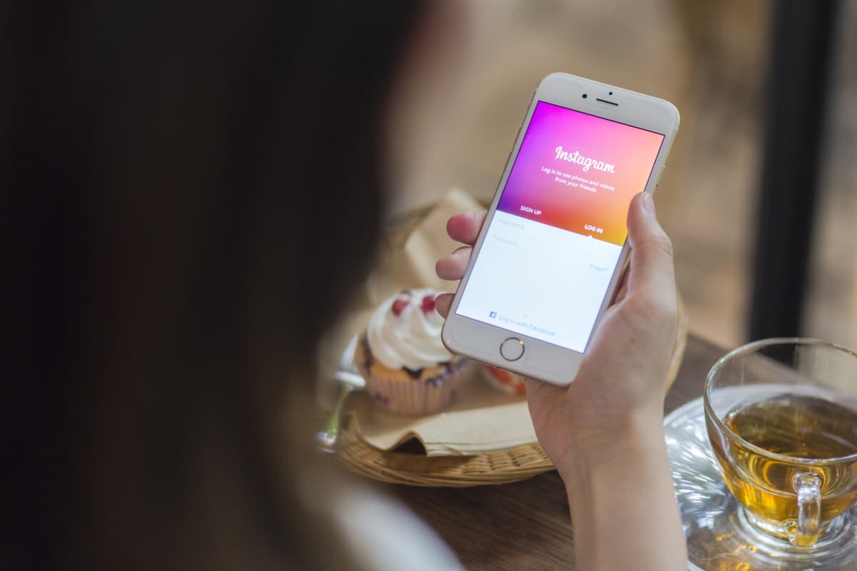 Person använder Instagram på mobilen