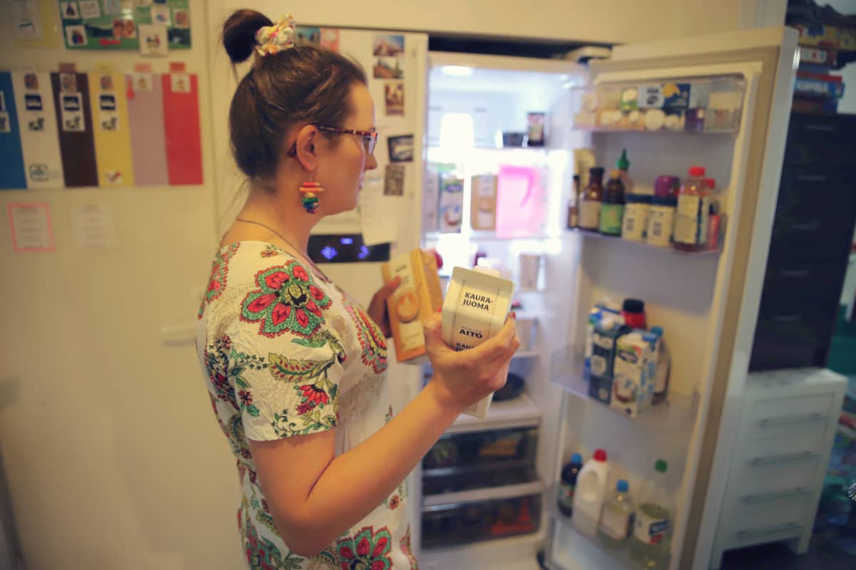 Katri Tepponen laittaa kaurajuomia jääkaappiin