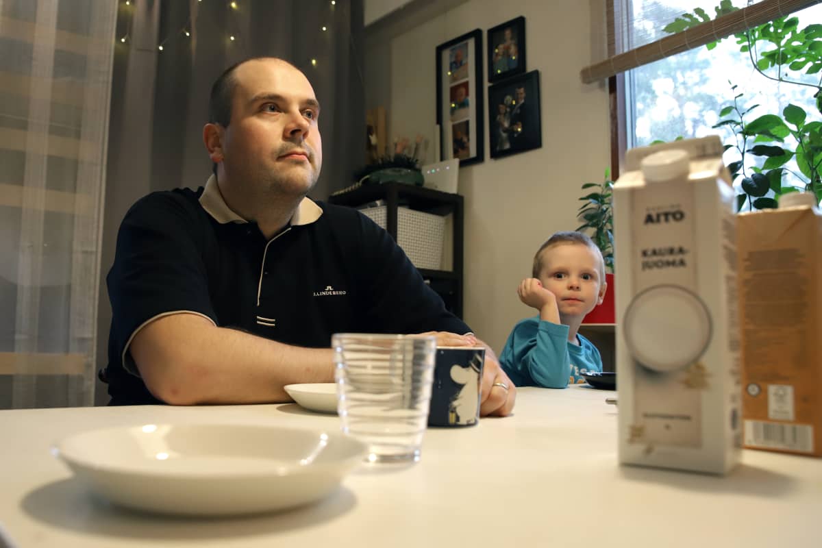 Tepposen perhe istuu kahvipöydässä
