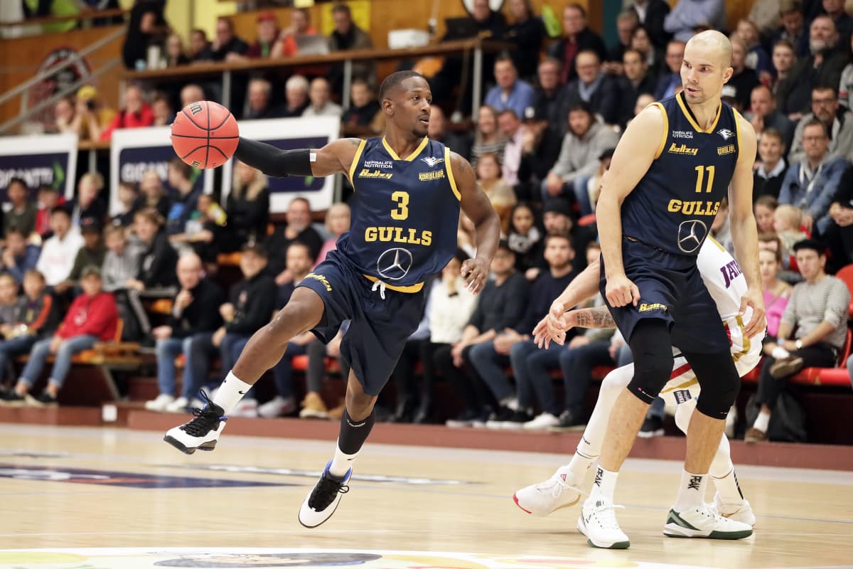 Koripallo-ottelu Helsinki Seagulls vastaan Ura Basket.