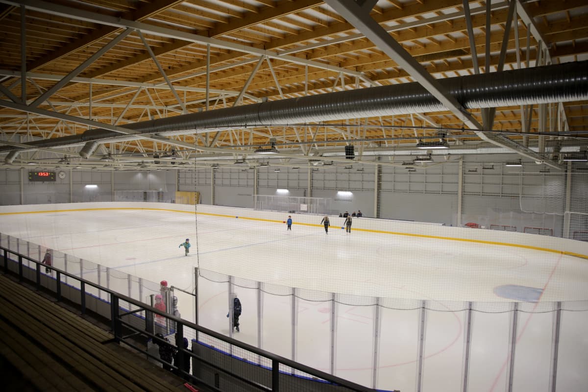 Lapsia luistelemassa Kuusankosken jäähallissa