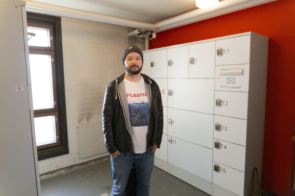 Jussi Saarelma on päästänyt postipaketteja etsiviä ihmisiä taloyhtiönsä kellaritiloihin.