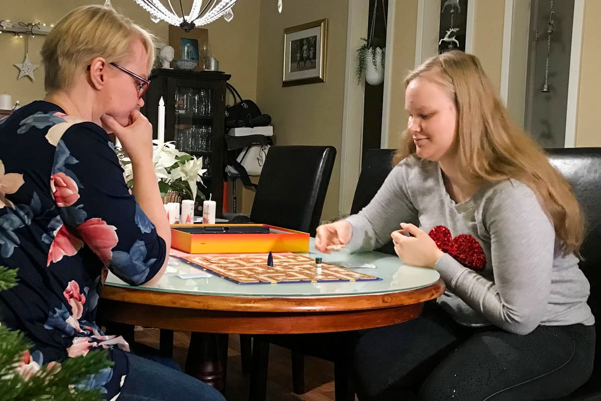 Heidi Lindholm pelaa shakkia