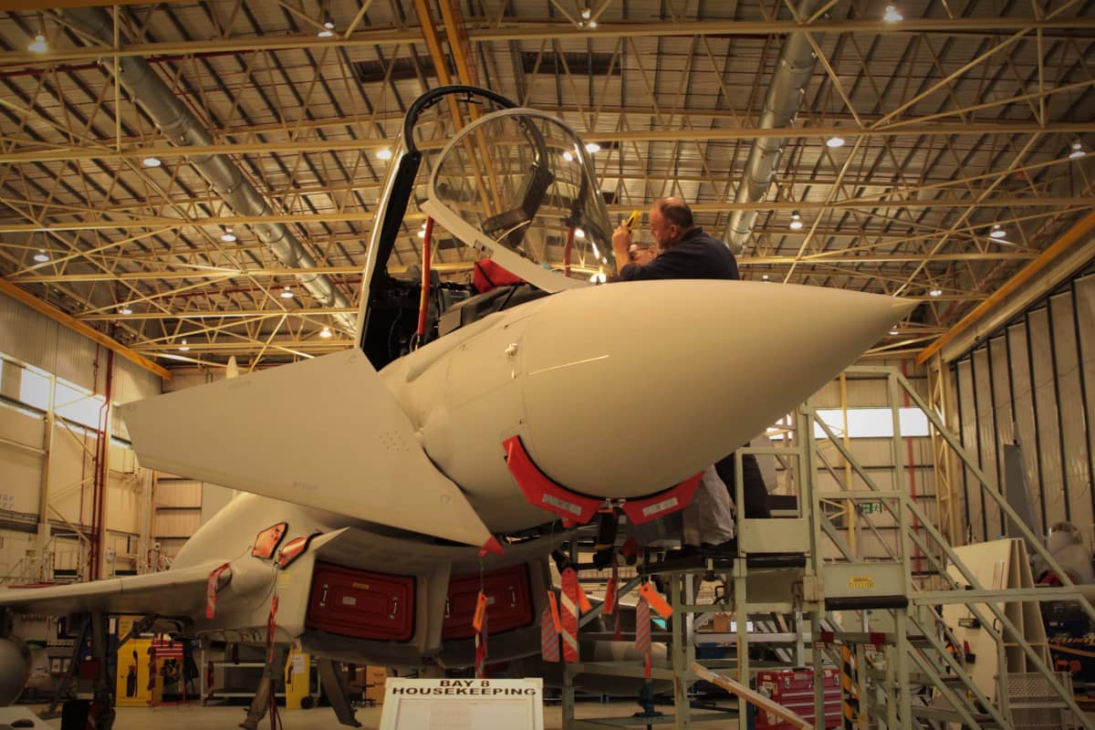 Eurofighter Typhoon -hävittäjää huolletaan.