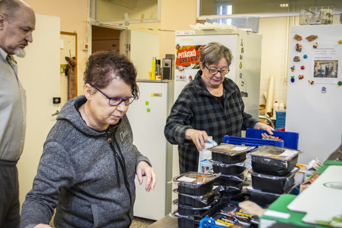 TehdäänItse ry:n aktiiveja ruoka-apu työssä, kuvassa Arto Nikulainen, Merja Vehviläinen ja Annmarie Korhonen