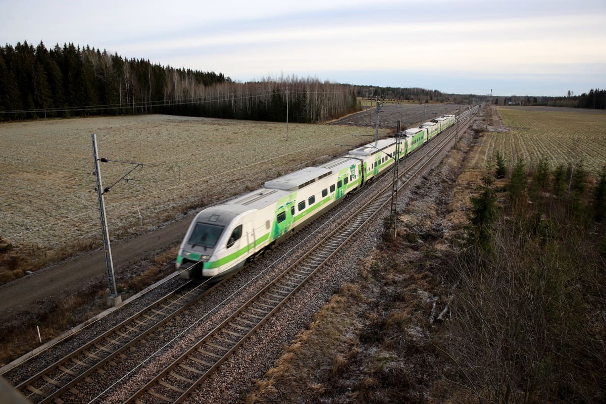 Pendolino kulkee peltojen välissä