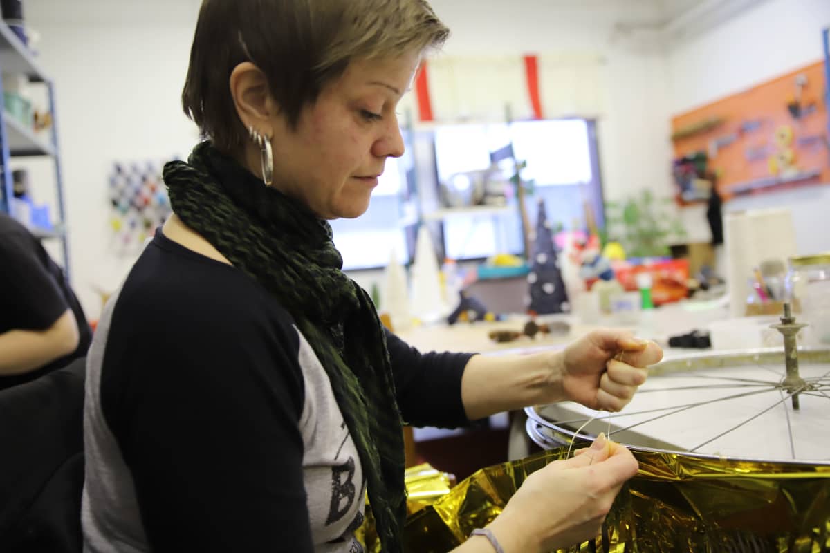 Anne Sorsa tekee joulukoristeita