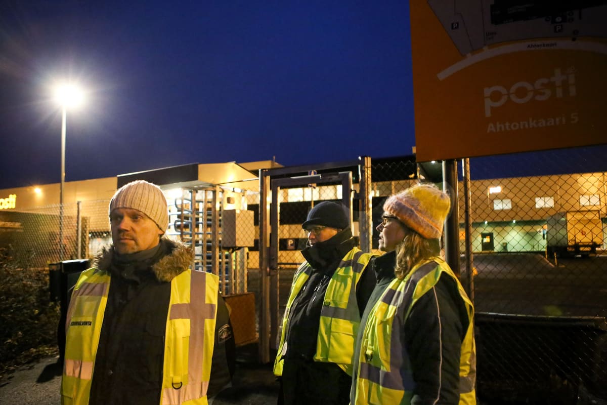 Lakkovahteja Postin logistiikkakeskuksen portilla Liedossa maanantaina 11. lokakuuta.