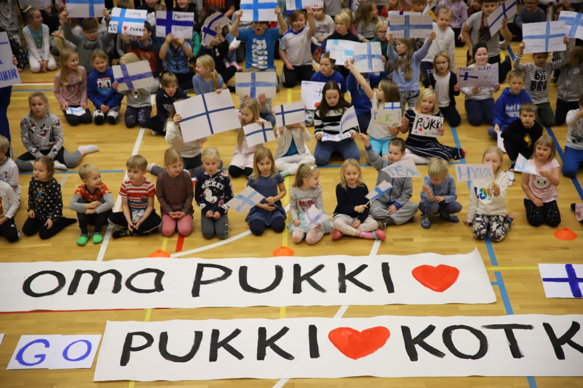 Kotkalaisen Aittakorven koulun oppilaat kannustavat Teemu Pukkia ja Huuhkajia