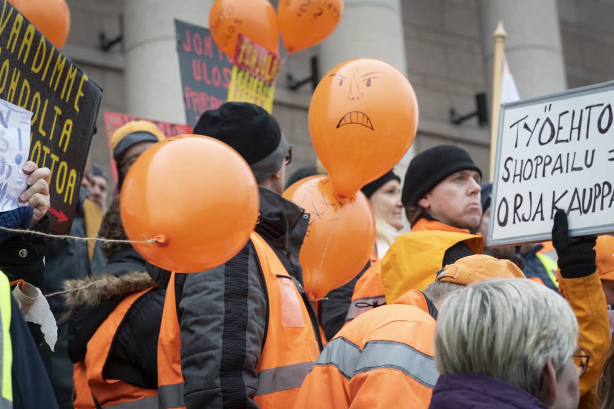 Postilaisten mielenilmaus eduskuntatalolla