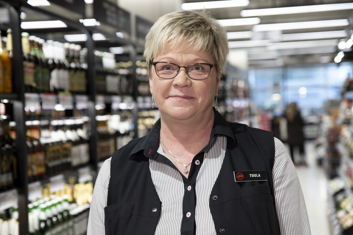 Alko Savilahden myyjä ja palvelumestari Tuula Ruuskanen