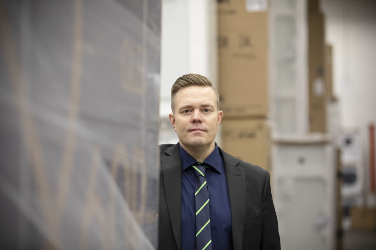 Sami Särkelä poseeraa kameralle pakettien keskellä