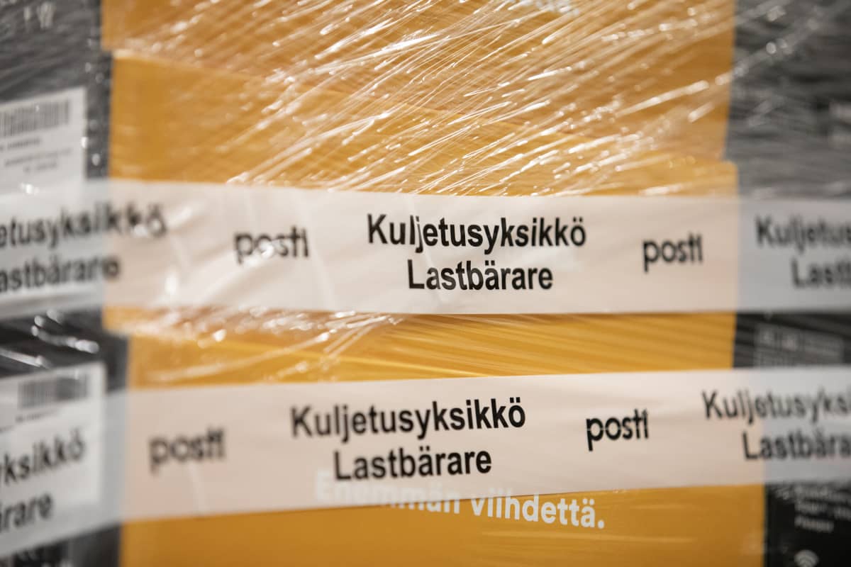 postin teippiä pakettien ympärillä