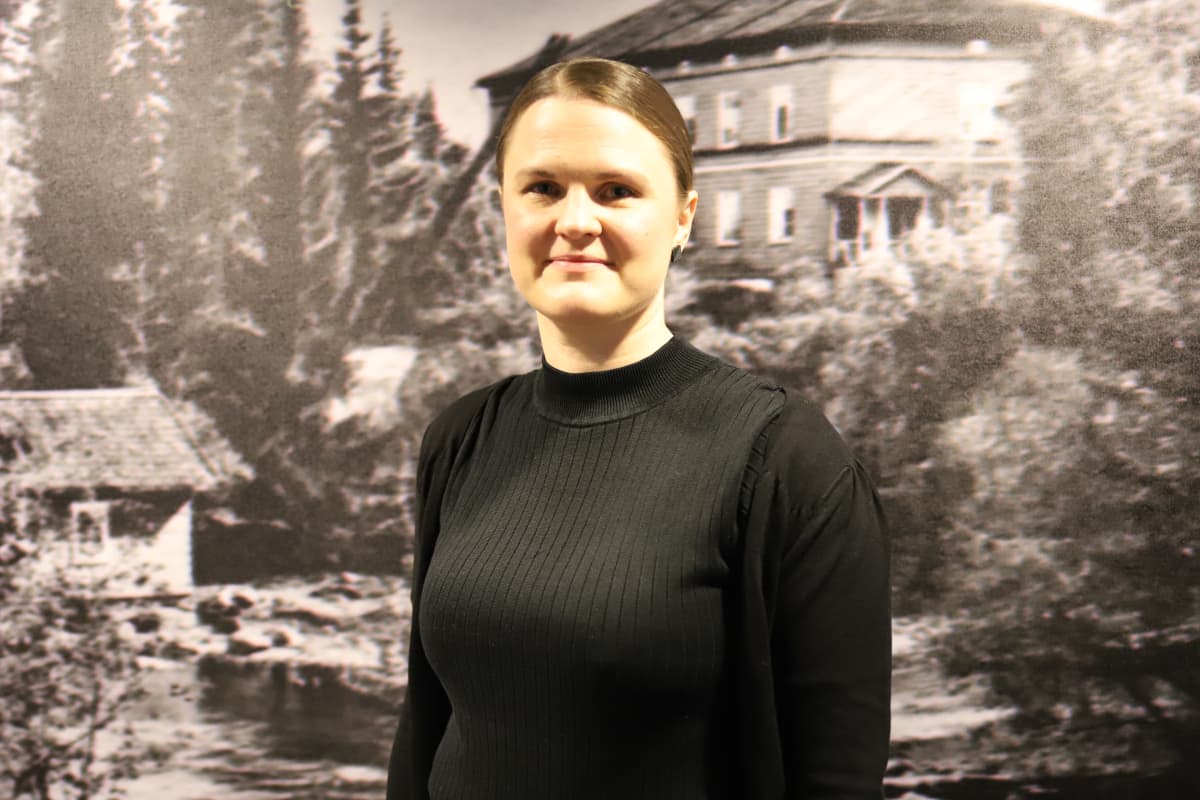 Kartanoiden Kouvola -näyttelyn amanuenssi Hanna Kaivonurmi
