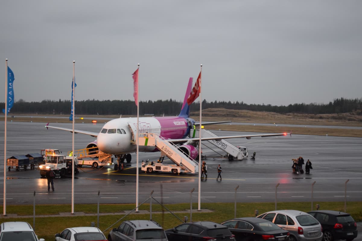 Wizz airin kone Turun lentokentällä.