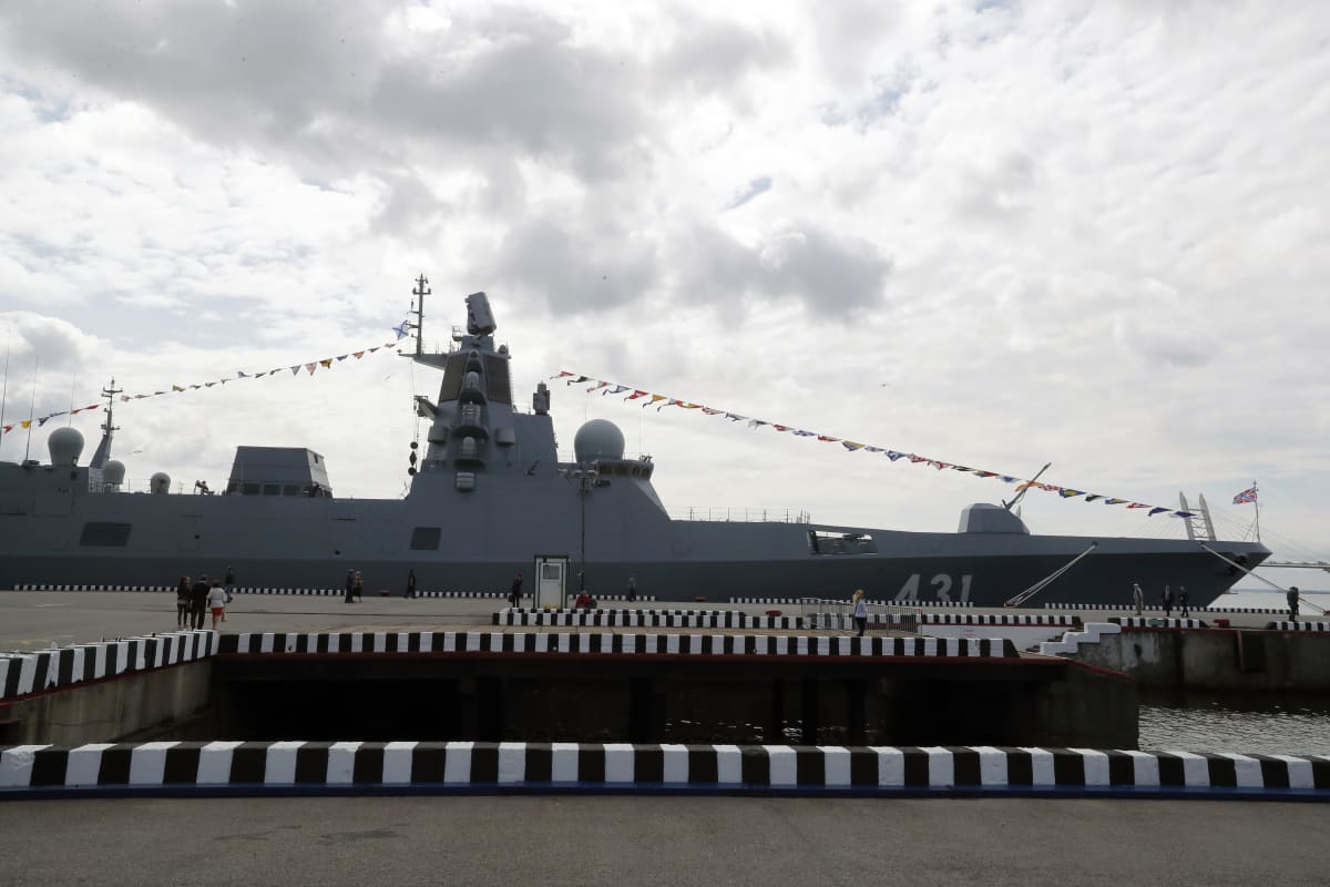Venäjän laivaston fregatti Admiral Kasatonov Pietarissa heinäkuussa, merivoimien kansainvälisessä tapahtumassa. Alukselta testattiin perjantaina Vienanmerellä risteilyohjuksia.