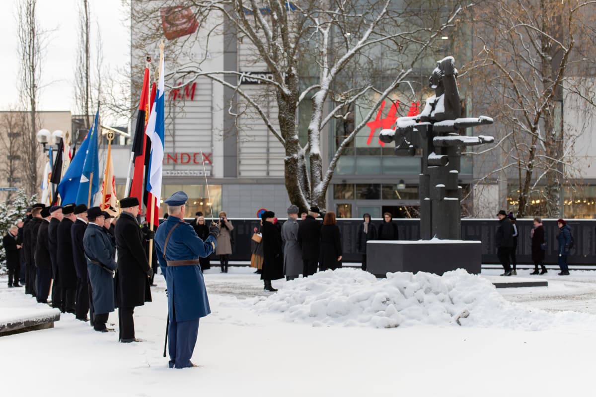 Seppeleenlasku Sankarihautausmaan tuntumassa olevalle Äiti-Karjala monumentille Lappeenrannassa 30. marraskuuta 2019.