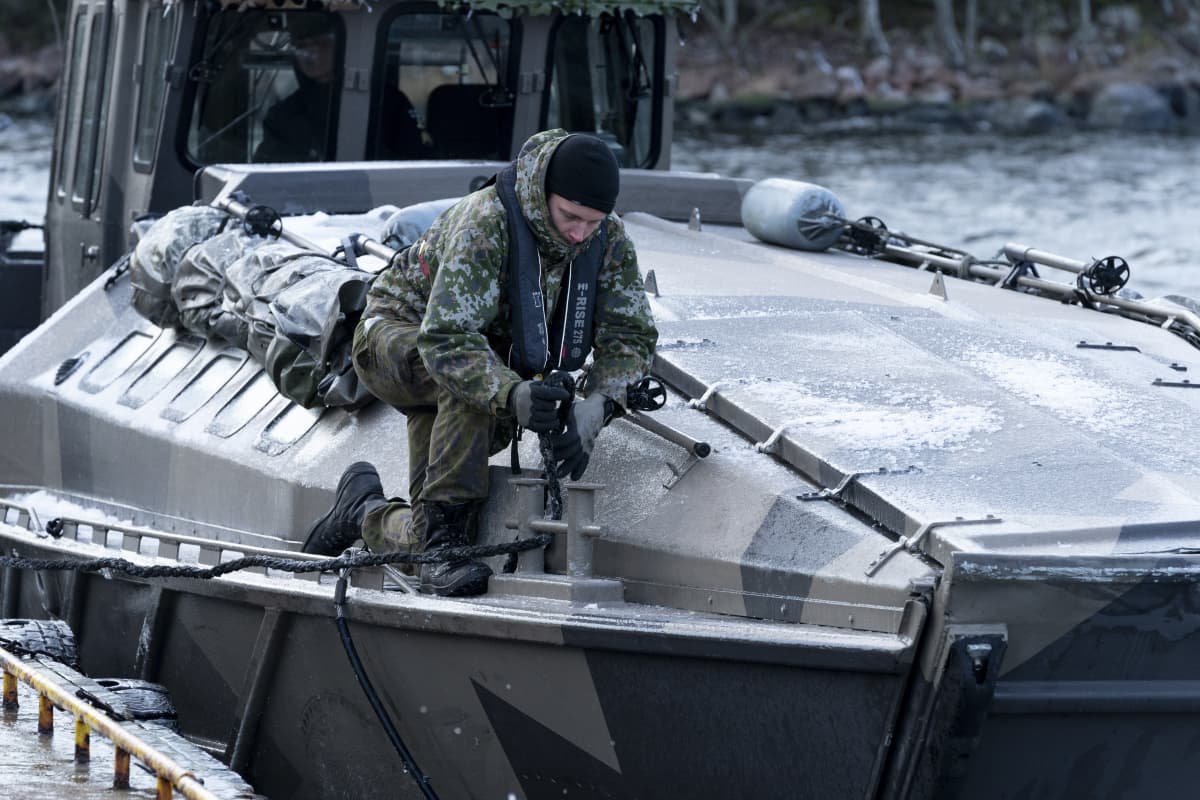 Jurmo-luokan joukkojenkuljetusveneen ohjaamossa, matkalla Rankin linnakkeelle.