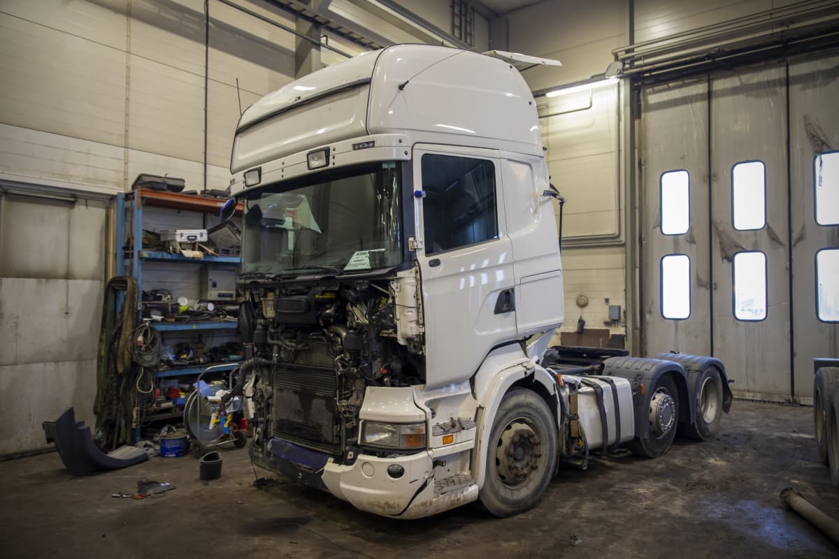 Purkuun menossa oleva rekka-auto.