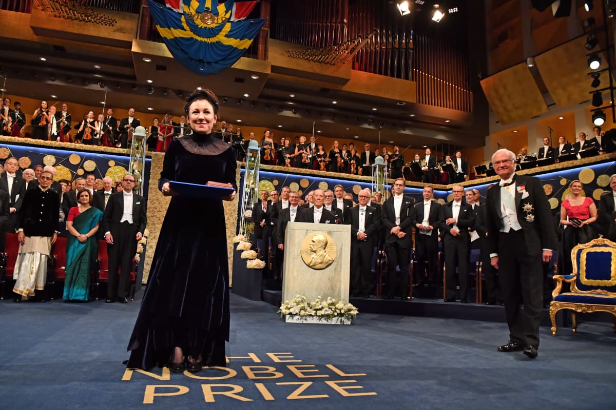 Viime vuonna jakamatta jääneen kirjallisuuden Nobel-palkinnon sai puolalainen kirjailija Olga Tokarczuk.