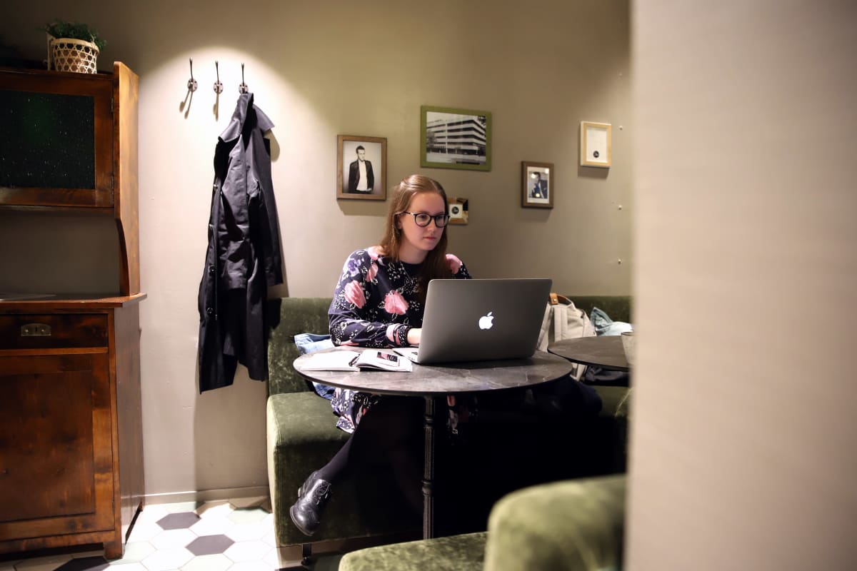 Sosiaalipsykologian opiskelija Anni Sepponen läppärinsä ääressä kahvilassa Lahdessa.