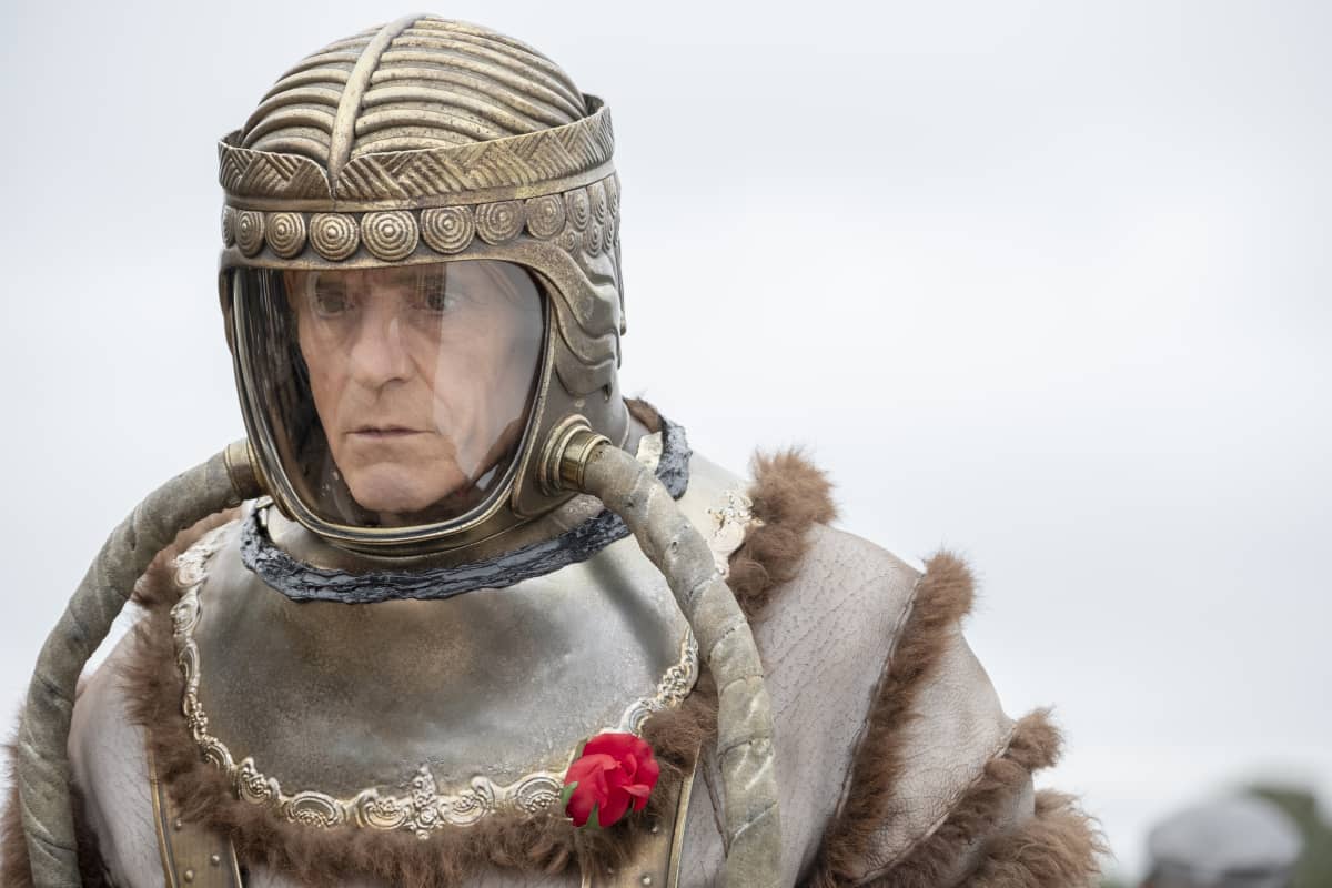 Adrian Veidt (Jeremy Irons).