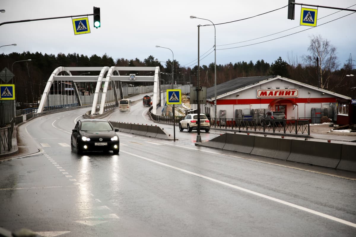 tie ja kylä Pietarin ja Käkisalmen välissä Vuoksen ylityksen kohdalla