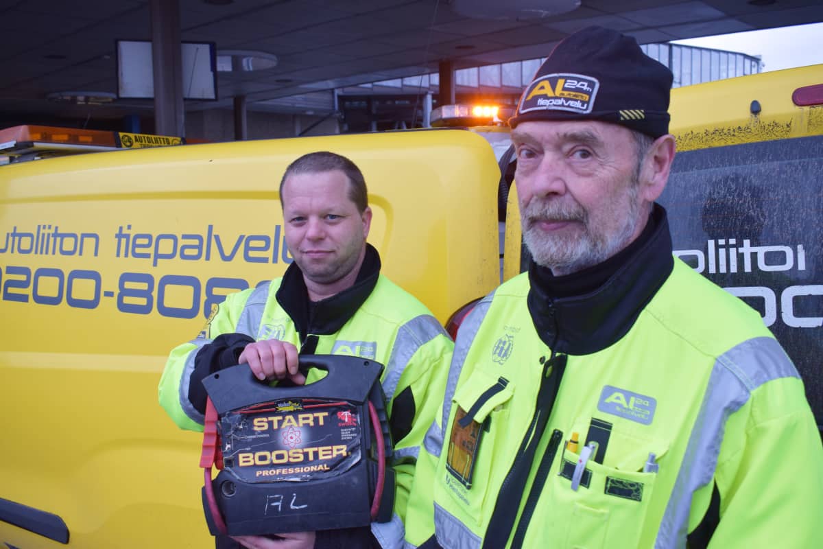Tiepalvelumiehet esittelevät vara-akkua.