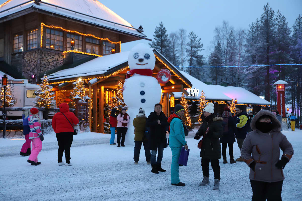 turisteja Joulupukin Pajakylässä Rovaniemellä joulukuussa 2019