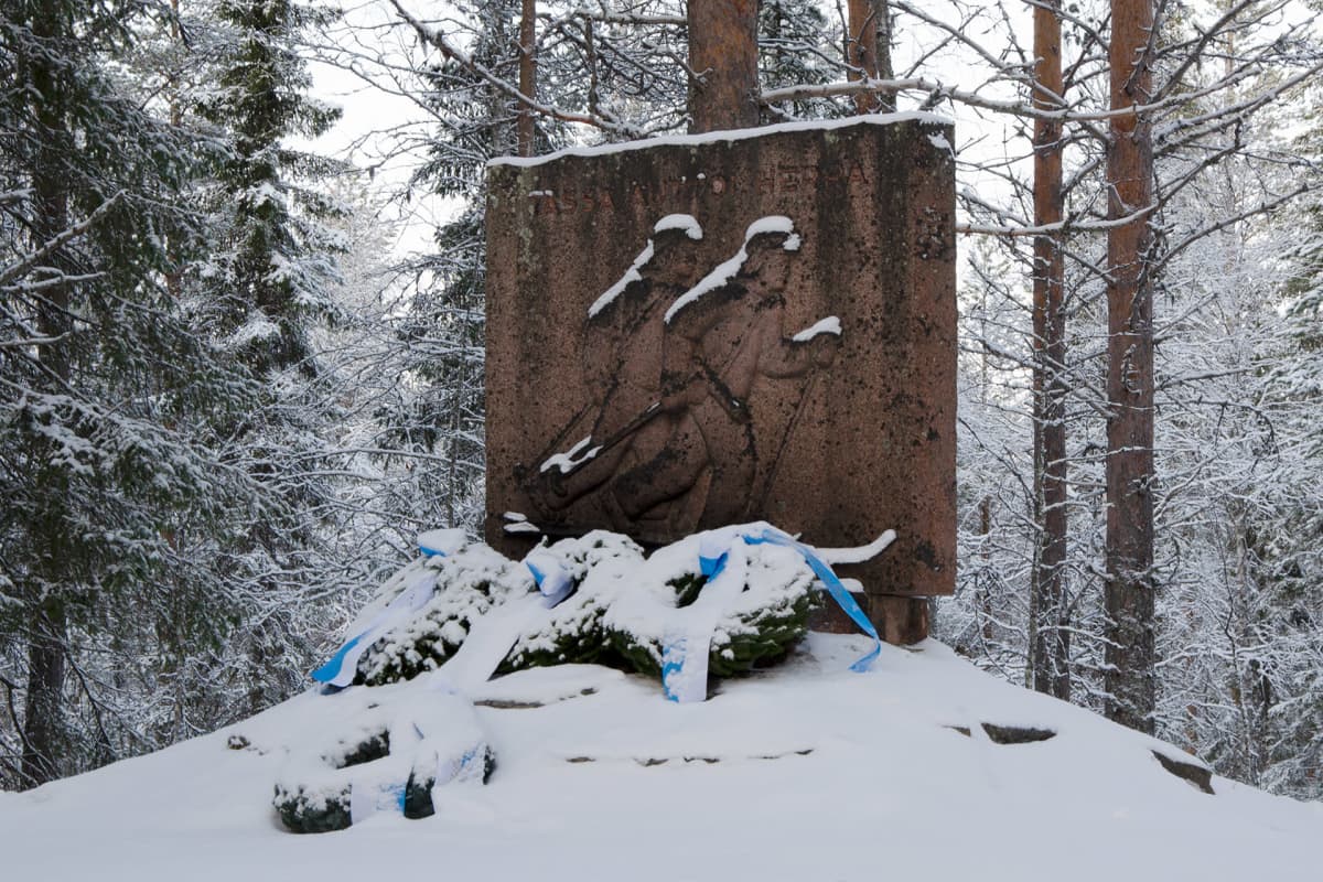 Mäntyvaaran taistelun muistomerkki Sallassa.