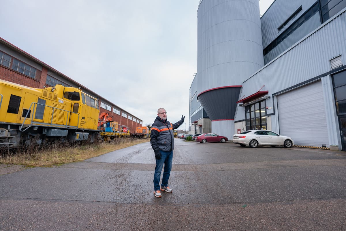 Jari Lindström Voikkaan tehtaan pihassa