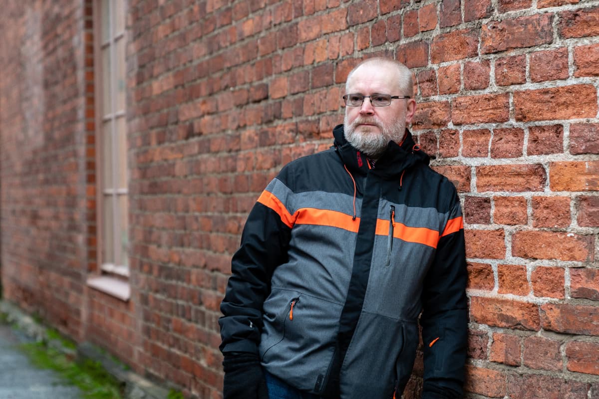 entinen ministeri Jari Lindström Voikkaan tehtaan maisemissa