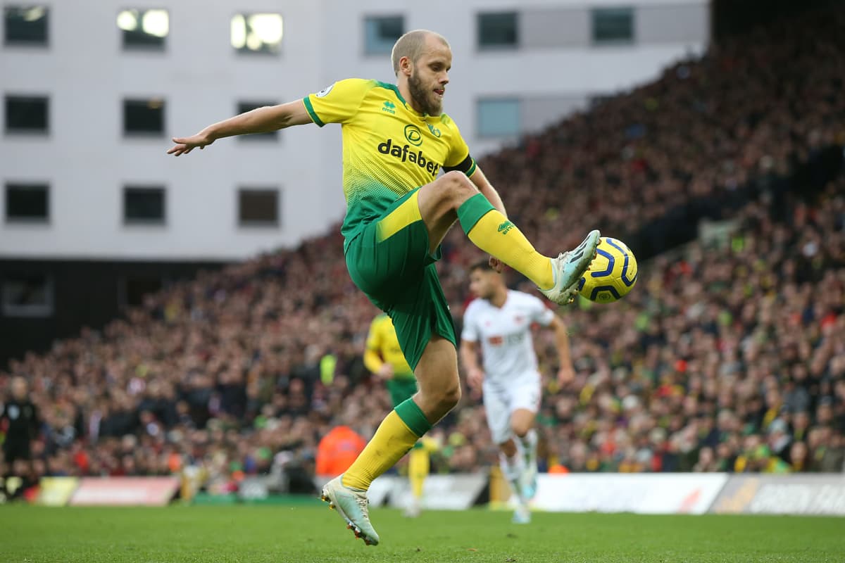 Teemu Pukki tar emot bollen med högerfoten