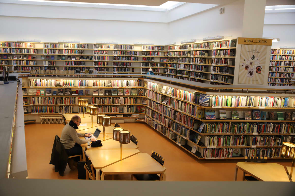 Näkymä Rovaniemen kirjaston sisätiloista.
