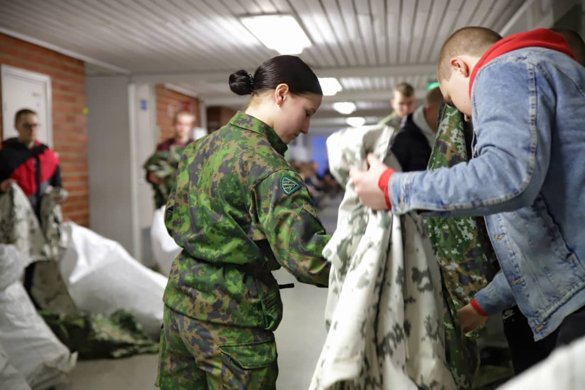 Alikersantti Emilia Jaakkola tekee varustarkastusta uusille alokkaille Parolannummella.