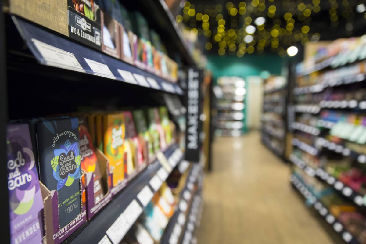suklaa hylly itäkeskuksen Ruohonjuuri myymälässä