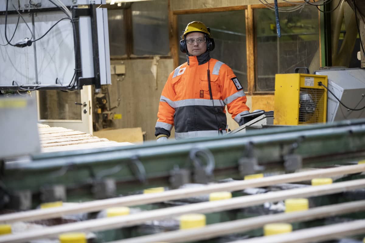 Prosessinhoitaja Antti Liimatainen tarkkailee sahatavaralinjastoa Varkauden sahalla.