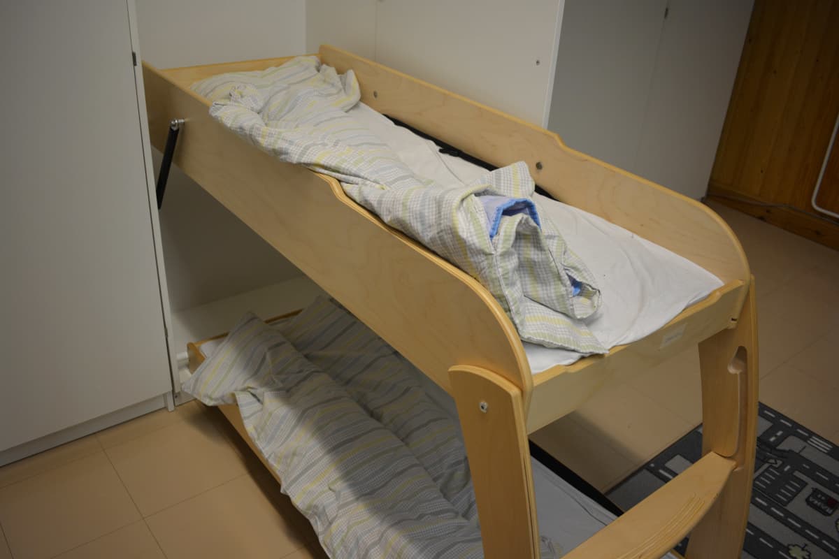 Kaappisänky päiväkodin väistötiloissa.