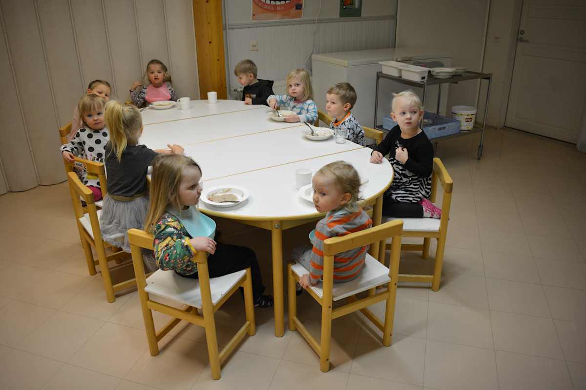 Päiväkotilapset koulun ruokalassa.