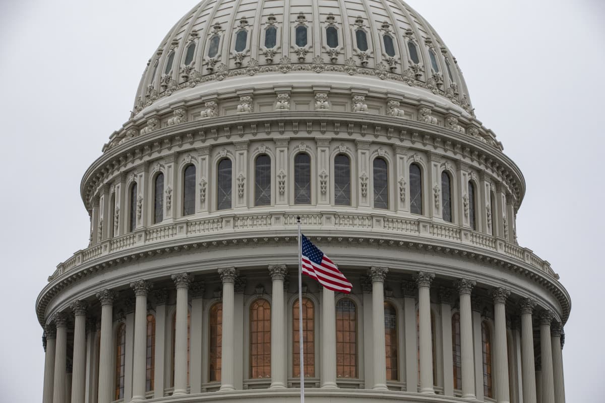 Kongressin rakennus. Edustalla USA:n lippu.