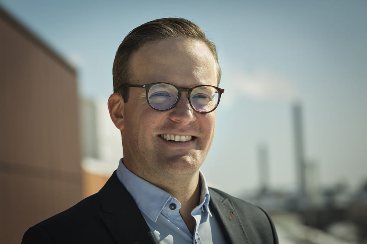 Tapio Levä hymyilee.