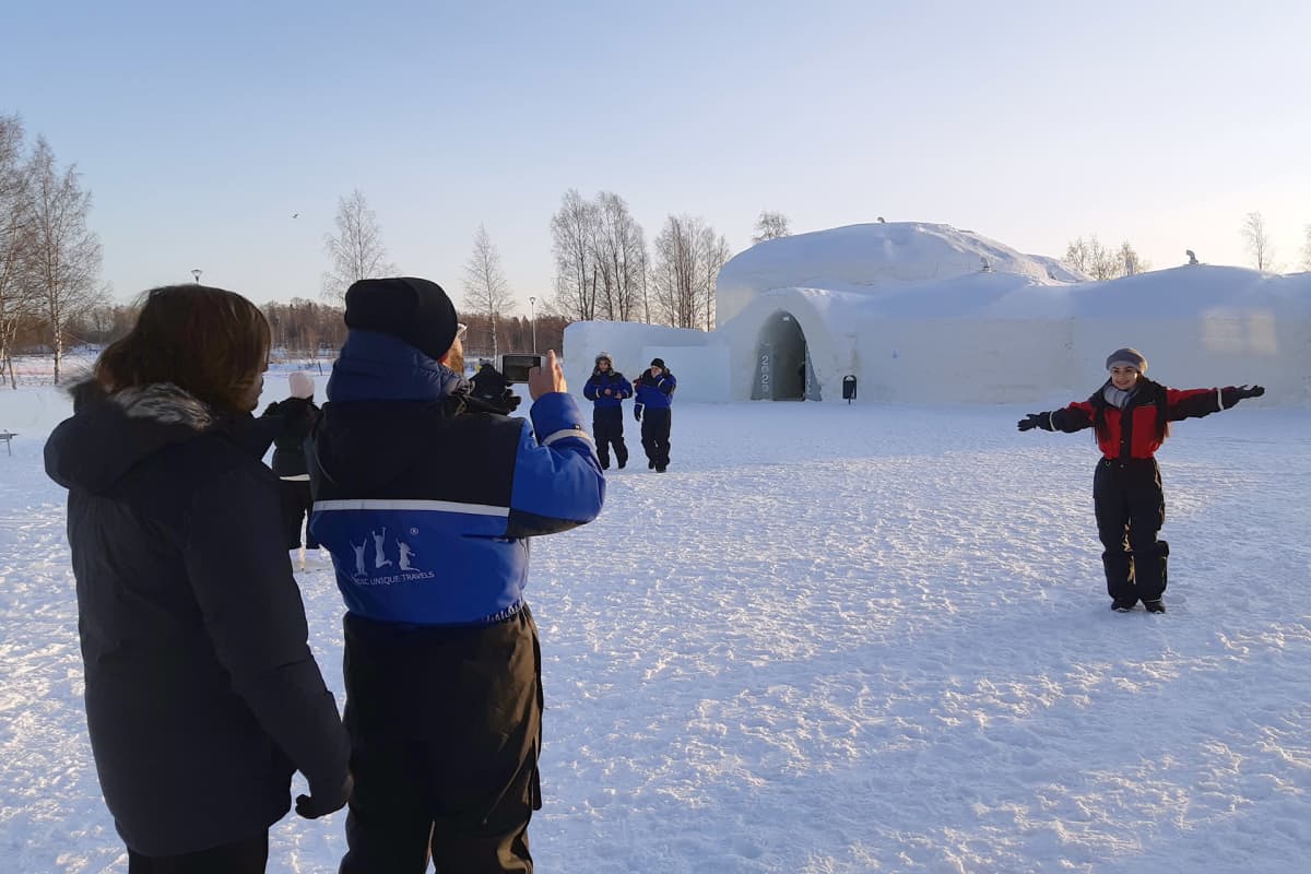 Aasialaisia matkailijoita Kemin Lumilinnan edustalla.