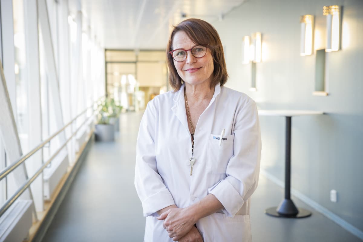 Infektioylilääkäri Irma Koivula Kuopion yliopistollisesta sairaalassa.