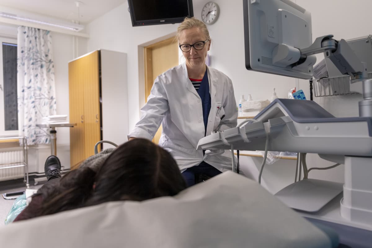 Ylilääkäri Kirsi Väyrynen tekee ultraäänitutkimusta raskaana olevalle äidille.