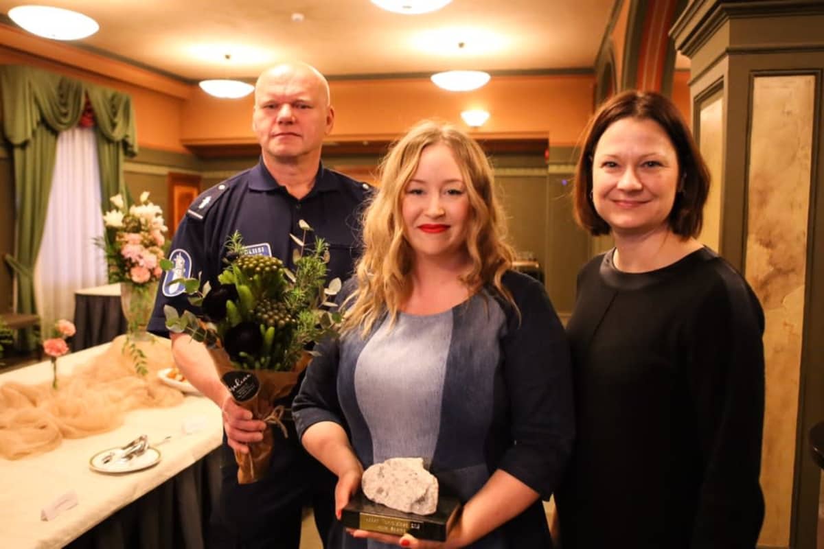 Aluepoliisi Vesa Jauhiainen, somepersoona Laura Satamo ja Turun kaupunginjohtaja Minna Arve Turun kaupungintalolla 30.1.2020.