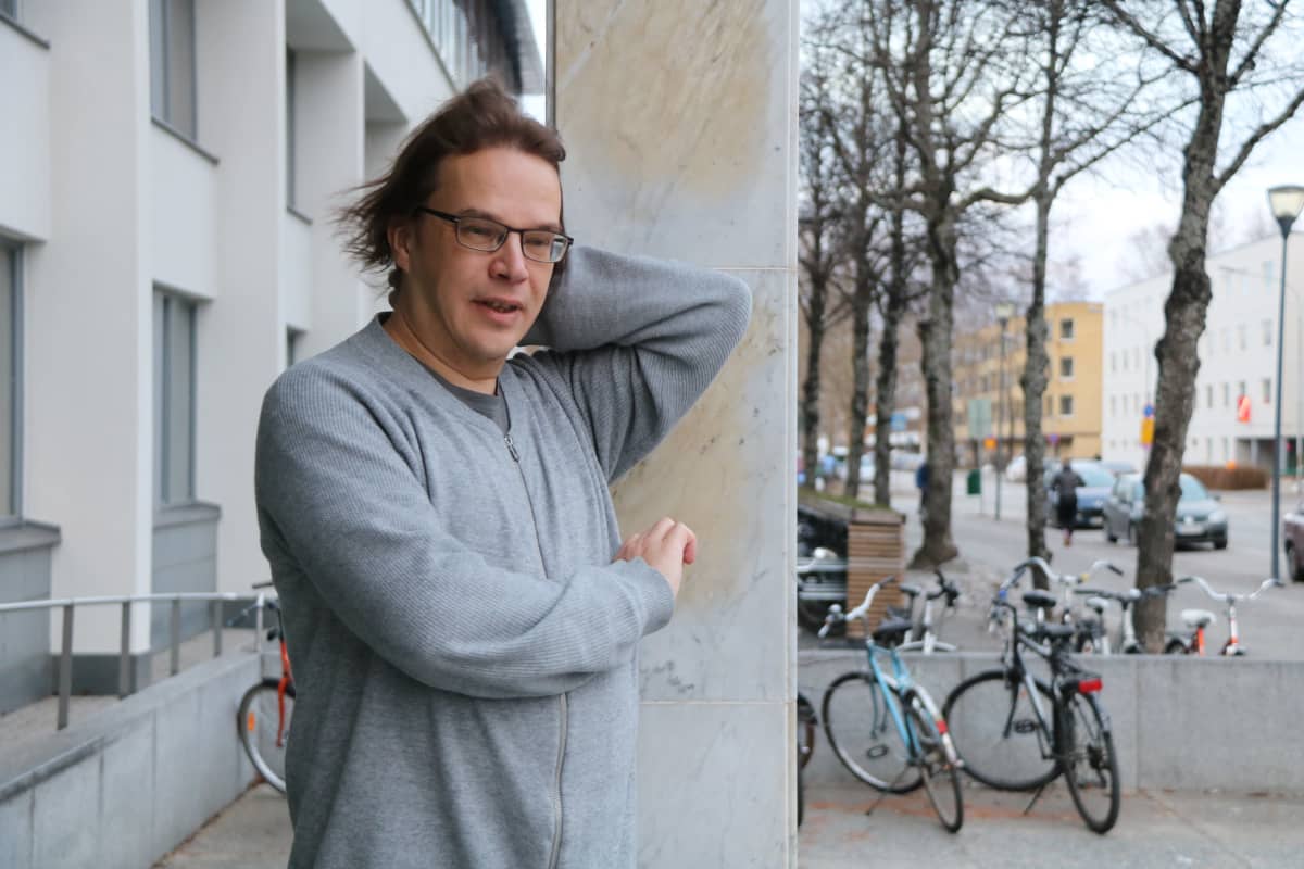 kuvassa tekoälyn tutkija Ville Hautamäki seisoo Tiedepuiston edessä