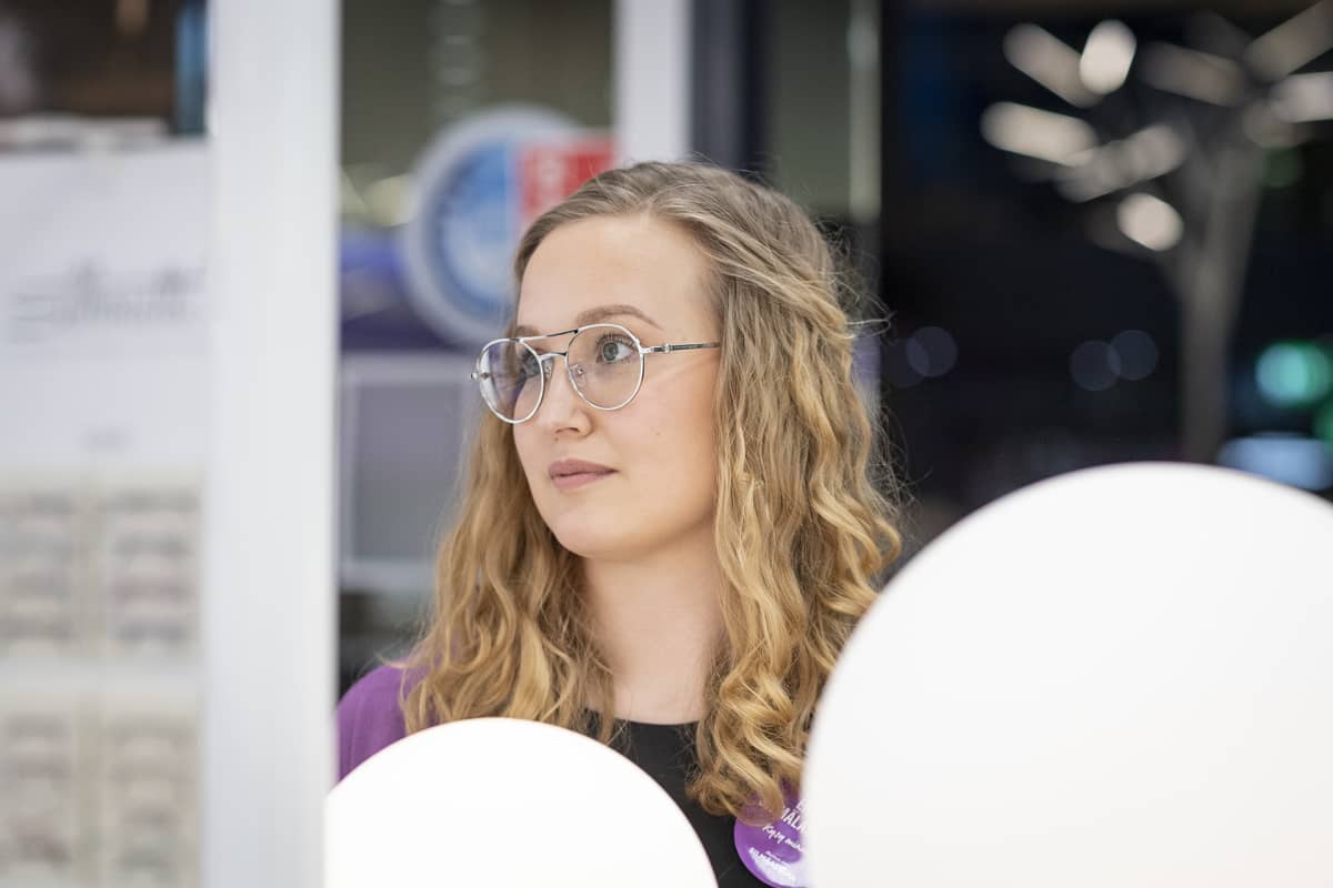 Optikko Nina Aaltonen