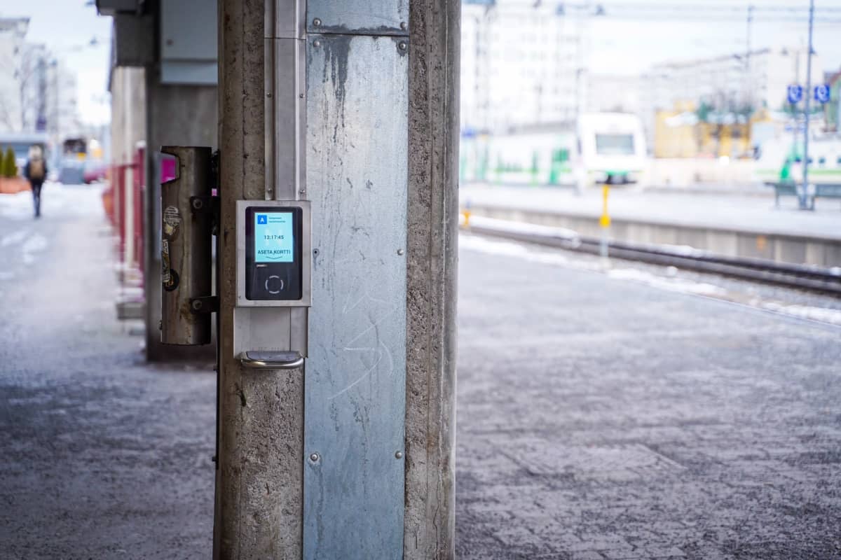 Matkalipun lukulaite Tampereen rautatieasemalla.