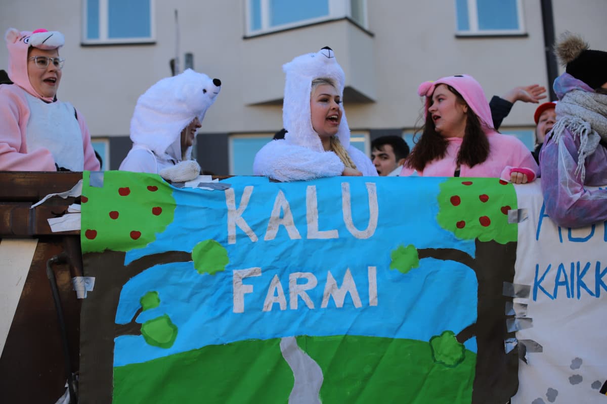 Turun kaduilla nähtiin myös Kaarinan lukion lakana.