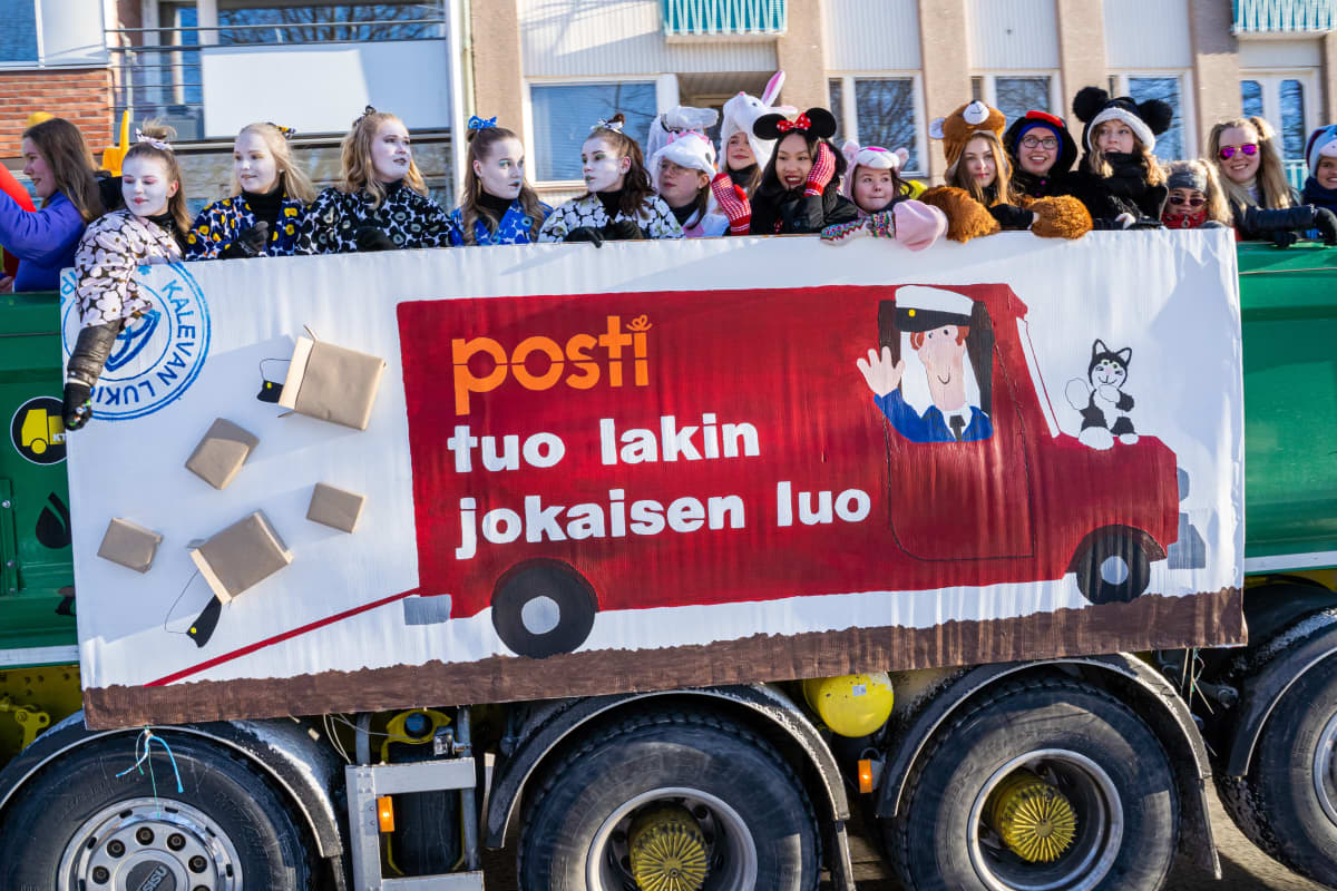 Tamperelaisen Kalevan lukion penkkarilakana yhdistelee Postin kriisiä ja lastenohjelmaa.